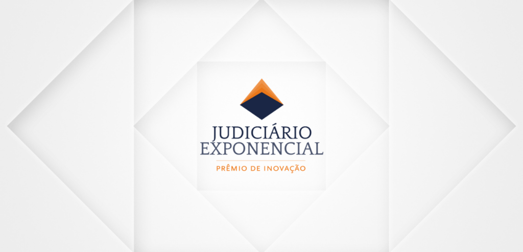 Foto ilustrativa fundo branco com logo marca ao centro em azul escuro e laranjado. judiciário exponencial premio inovação
