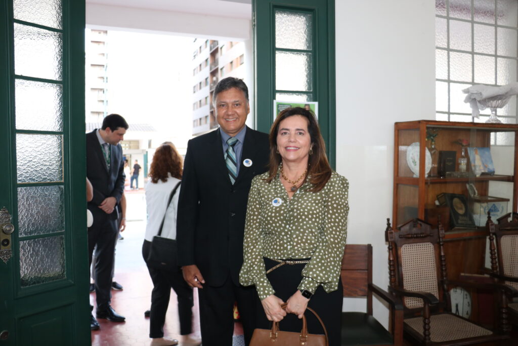 Fotografia horizontal colorida um homem e uma mulher em pé. Legenda: magistrados Guilherme Doehler e Mônica Sifuentes