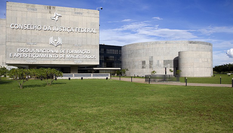 Fotografia horizontal colorida do prédio do Conselho da Justiça Federal e Escola Nacional de Formação e Aperfeiçoamento de magistrados.