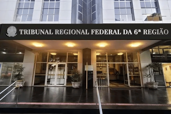 Fotografia horizontal colorida entrada do prédio do Tribunal Regional Federal da 6ª Região.