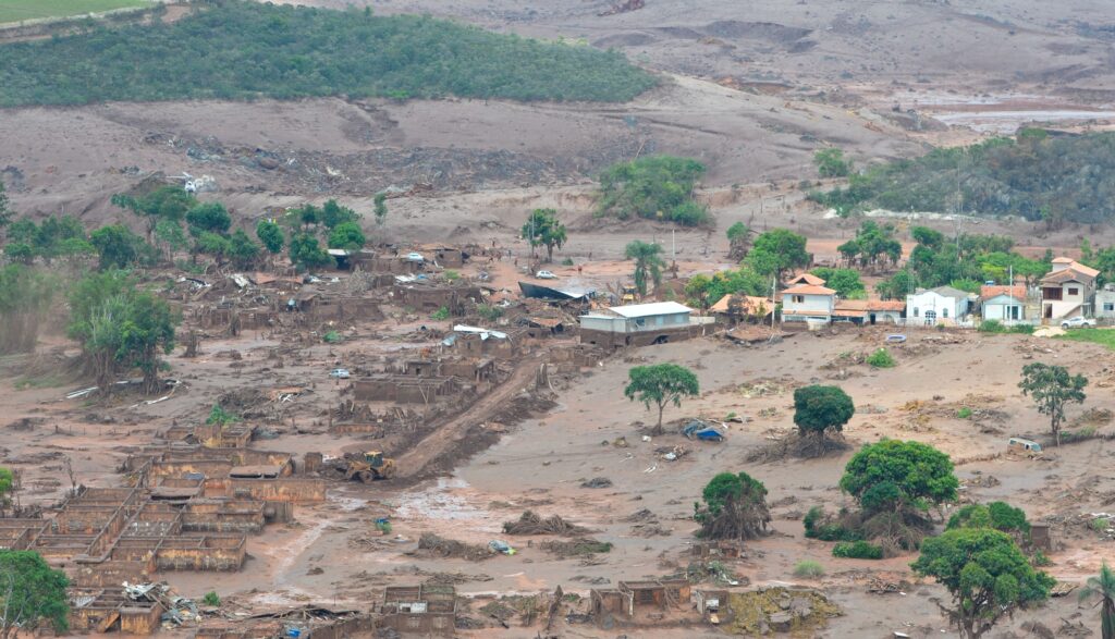 Imagem aérea de um trecho atingido pelo rompimento da barragem de Fundão, em Mariana