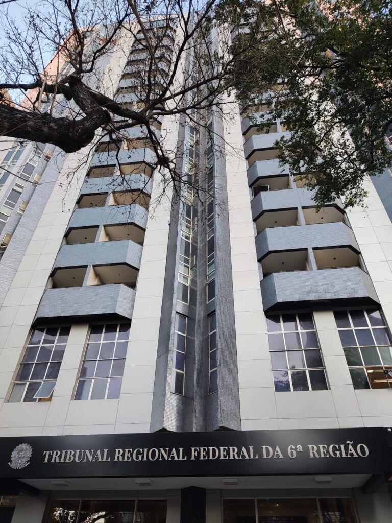 Fotografia vertical do prédio do Tribunal Regional Federal da 6ª Região.
