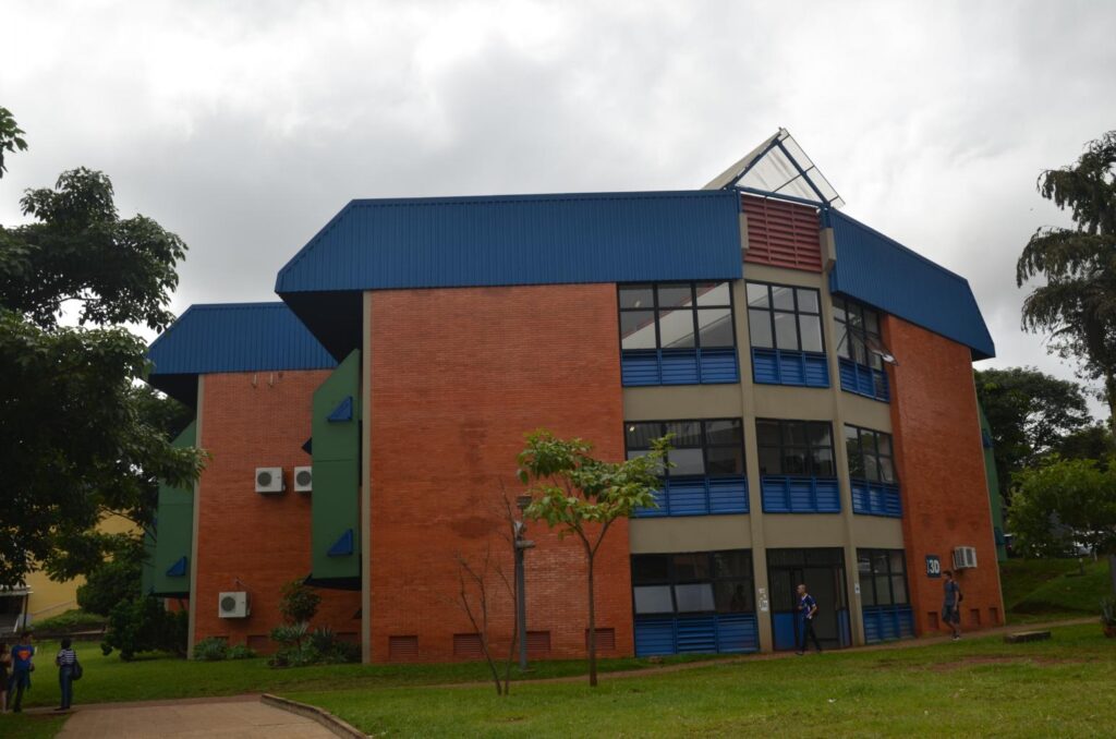 Fotografia horizontal colorida do prédio da Universidade Federal de Uberlândia.
