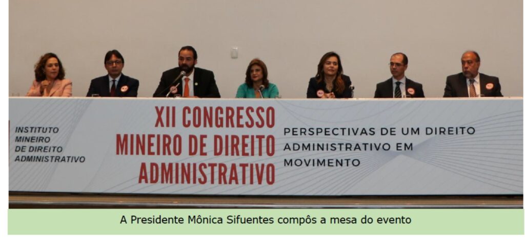 Pessoas sentadas formando a mesa de honra do Congresso. Legenda: A Presidente Mônica Sifuentes compôs  mesa do evento.