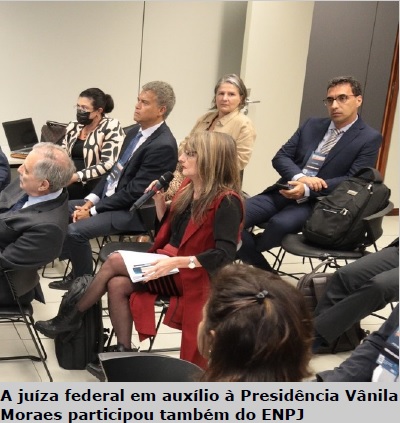 Fotografia colorida pessoas sentadas. Legenda: A juíza federal em auxílio à Presidência Vânila Moraes participou também do ENPJ.