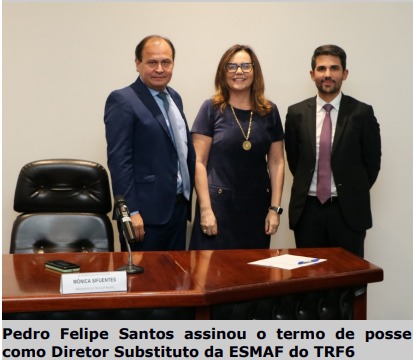 Fotografia horizontal colorida três pessoas em pé atrás da mesa. Legenda: Pedro Felipe Santos assinou o termo de posse como Diretor Substituto da ESMAF do TRF6