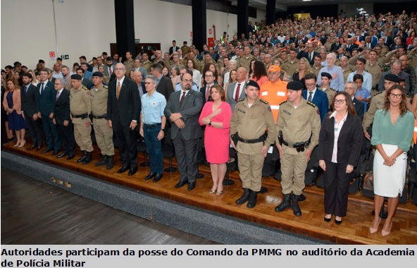 Foto horizontal, colorida, com várias pessoas de pé na plateia de um auditório.

Legenda: Autoridades participam da posse do Comando da PMMG no auditório da Academia de Polícia Militar