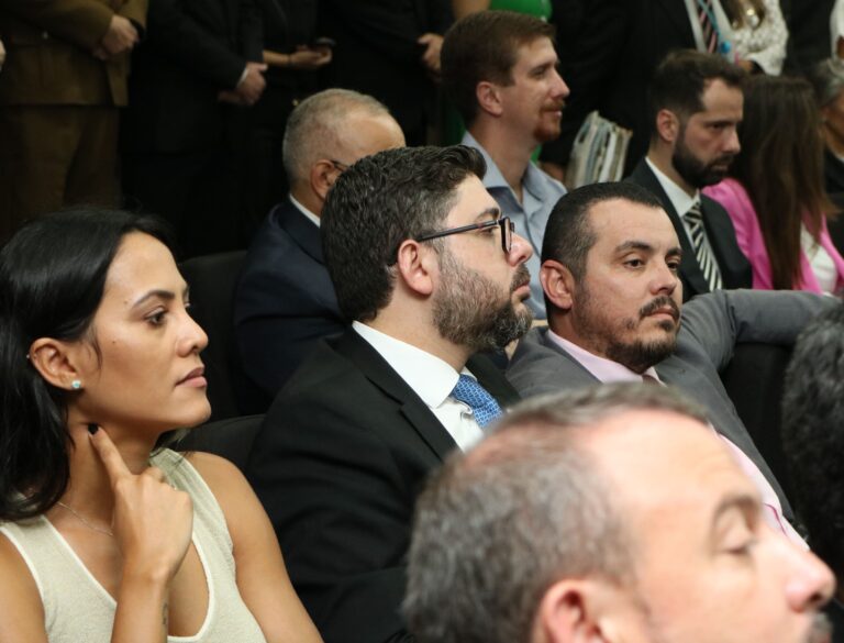 Fotografia quadrada, colorida, de pessoas sentadas na plateia de uma auditório. 

Legenda: Desembargador federal Flávio Gambogi.