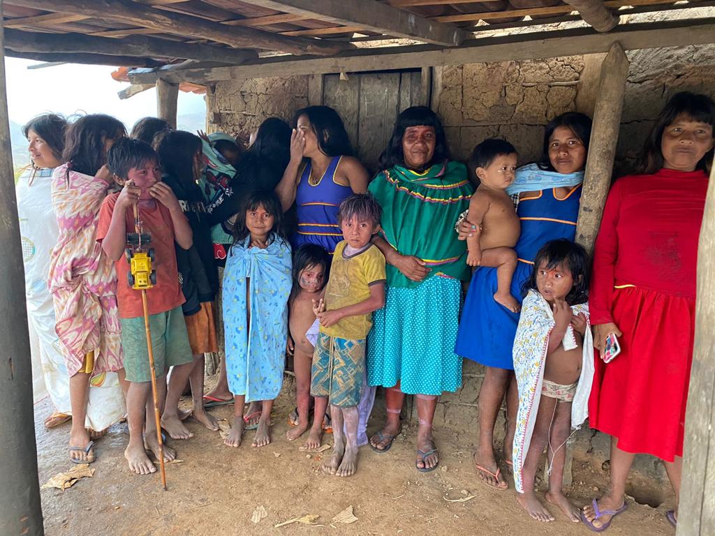 Fotografia colorida com vários indígenas reunidos. Legenda: Indígenas Maxakali têm agora seu próprio JEF Virtual no município de Águas Formosas.
