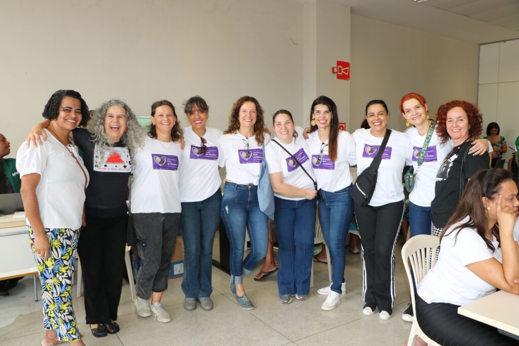Imagem colorida de várias mulheres posadas para uma foto. Legenda: As desembargadoras federais Simone S. Lemos (quarta a partir da esquerda) e Luciana Pinheiro Costa (quinta da esquerda) comemoraram o saldo positivo da participação do TRF6 no evento.