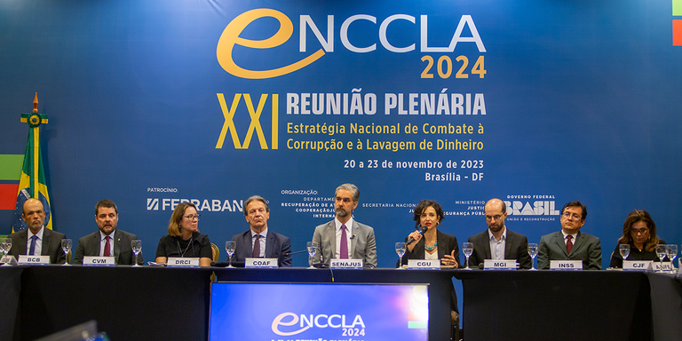 Fotografia colorida horizontal da mesa de honra de um evento com seis homens e três mulheres. Legenda: Foto: Adalberto Carvalho - Ascom/CGU.