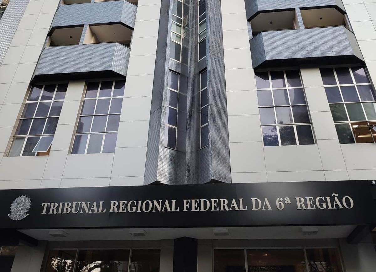Fotografia colorida e retangular da faixada do edifício-sede do Tribunal Regional Federal da Sexta Região.