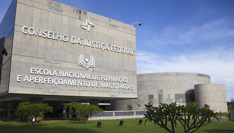 Imagem horizontal colorida da fachada do prédio do Conselho da Justiça Federal.