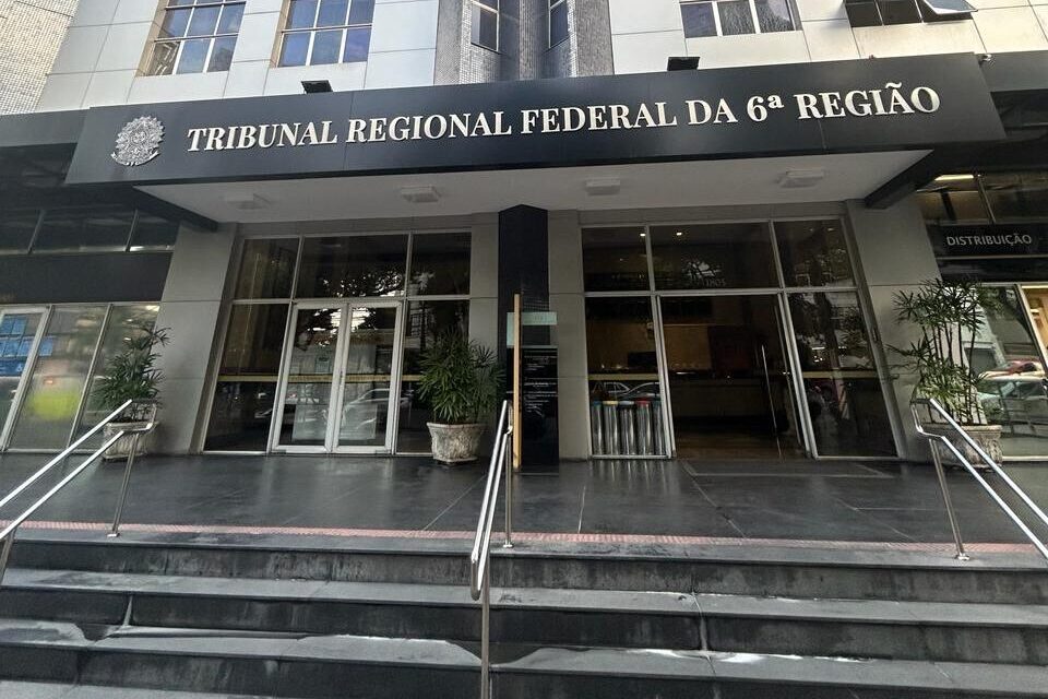 Fotografia colorida da fachada do TRF6 em Belo Horizonte.