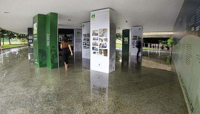 Fotografia colorida horizontal da Exposição "Casas da Justiça e Quem é o Jurisdicionado" no CJF.