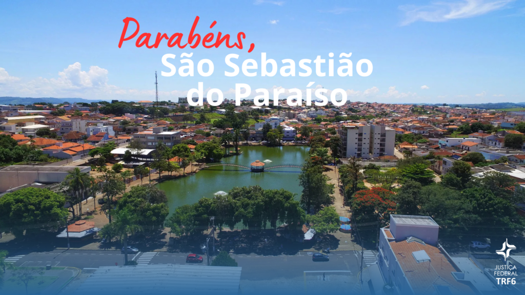 A imagem mostra uma vista panorâmica da cidade de São Sebastião do Paraíso, em Minas Gerais, com diversas casas, prédios e uma lagoa central com uma pequena ponte e um coreto. O céu está claro, e a paisagem ao fundo revela áreas verdes e montanhas baixas. No topo da imagem, o texto diz: "Parabéns, São Sebastião do Paraíso", em uma fonte estilizada, com "Justiça Federal TRF6" no canto inferior direito, indicando uma homenagem ao município em uma data comemorativa, provavelmente o aniversário da cidade.