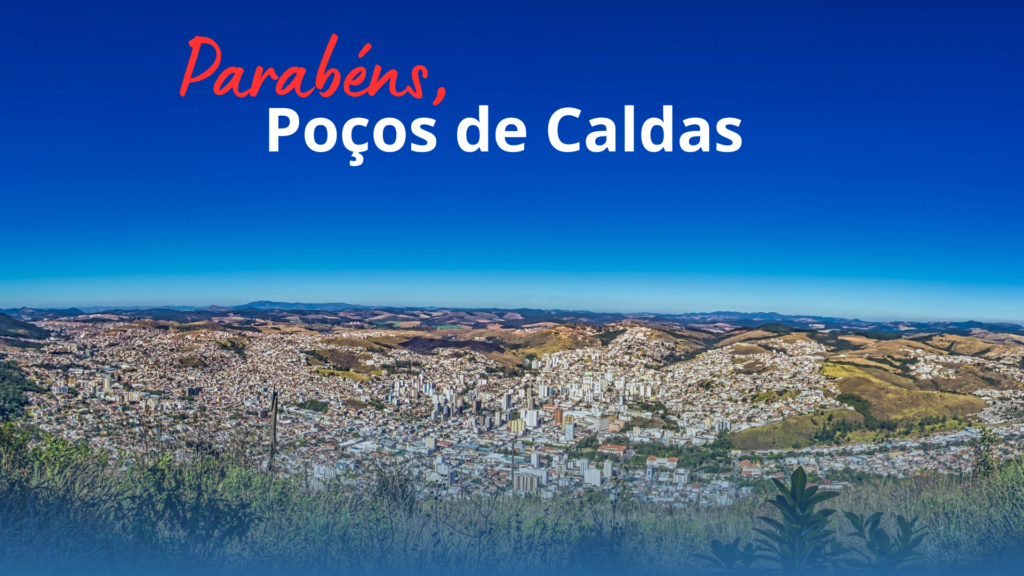 A imagem apresenta uma fotografia panorâmica da cidade de Poços de Caldas, cercada por montanhas sob um céu azul. O texto sobreposto diz:

"Parabéns, Poços de Caldas"