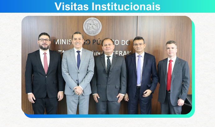 Nesta imagem há cinco homens de terno de pé posados para uma fotografia. Na parte superior da imagem há a frase: "Visitas Institucionais". 