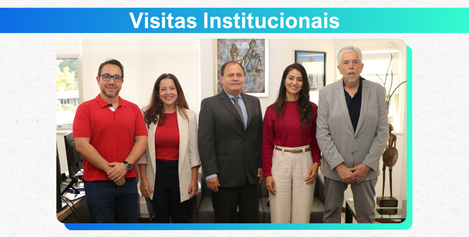 A imagem exibe cinco pessoas, três homens e duas mulheres, de pé em um ambiente de escritório, em frente a uma parede decorada com quadros. As pessoas estão posando para a foto.

Da esquerda para a direita:

Um homem de óculos e camisa polo vermelha, com as mãos cruzadas à frente.

Uma mulher de blusa vermelha e blazer bege claro.

Um homem de terno escuro e camisa azul clara, com gravata escura.

Uma mulher de blusa de tricô vermelha e calça clara.

Um homem de cabelo e barba grisalhos, blazer cinza e camisa escura.

Acima da imagem, há uma barra horizontal azul e verde com o texto branco "Visitas Institucionais". No fundo da sala, há móveis de escritório e arte nas paredes, incluindo um quadro com um símbolo de balança.
