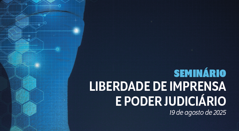 A imagem é um banner digital de um evento. O fundo é escuro, com tons de azul e apresenta gráficos que remetem à tecnologia, como circuitos e hexágonos. Na parte direita, há um texto em letras brancas: "SEMINÁRIO", "LIBERDADE DE IMPRENSA E PODER JUDICIÁRIO" e "19 de agosto de 2025".