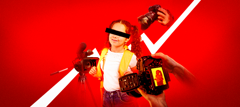 A imagem é uma montagem com fundo vermelho e uma linha branca em forma de "V", subindo da esquerda para a direita, como um gráfico de tendência de alta. A imagem se foca em uma garota com cabelo castanho e tranças. Ela usa uma mochila amarela, uma camisa branca e calças jeans. Seus olhos estão cobertos por uma faixa preta.

Ela parece estar no centro de um evento midiático, cercada por equipamentos de filmagem e fotografia. Duas mãos, uma de cada lado, seguram uma câmera profissional e um gravador de vídeo. A câmera de foto aponta para a garota e exibe a imagem dela em sua tela.