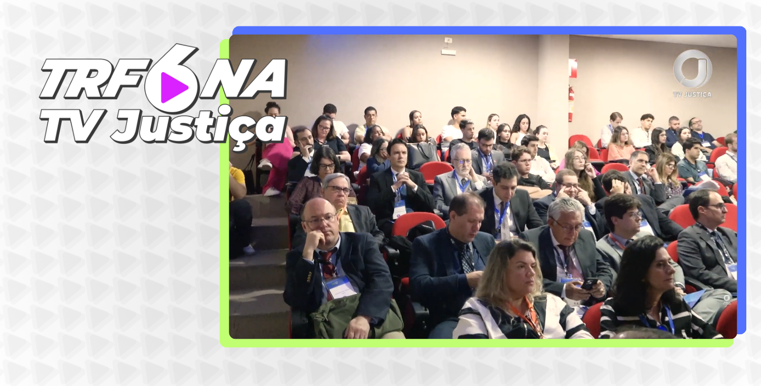 A imagem é uma captura de tela de uma transmissão da TV Justiça do TRF6 (Tribunal Regional Federal da 6ª Região).

O lado esquerdo da tela mostra a marca d'água "TRF6 NA TV Justiça" em letras grandes e coloridas, com um ícone de "play". O lado direito, dentro de uma moldura arredondada, exibe uma plateia atenta durante um evento.

A plateia é composta por um grande número de pessoas, muitas vestindo trajes sociais ou de negócios, sentadas em cadeiras vermelhas em um auditório. A imagem parece ter sido capturada de um ângulo ligeiramente elevado, mostrando os participantes das primeiras filas até o fundo da sala. No canto superior direito da imagem principal, há o logotipo "TV Justiça".