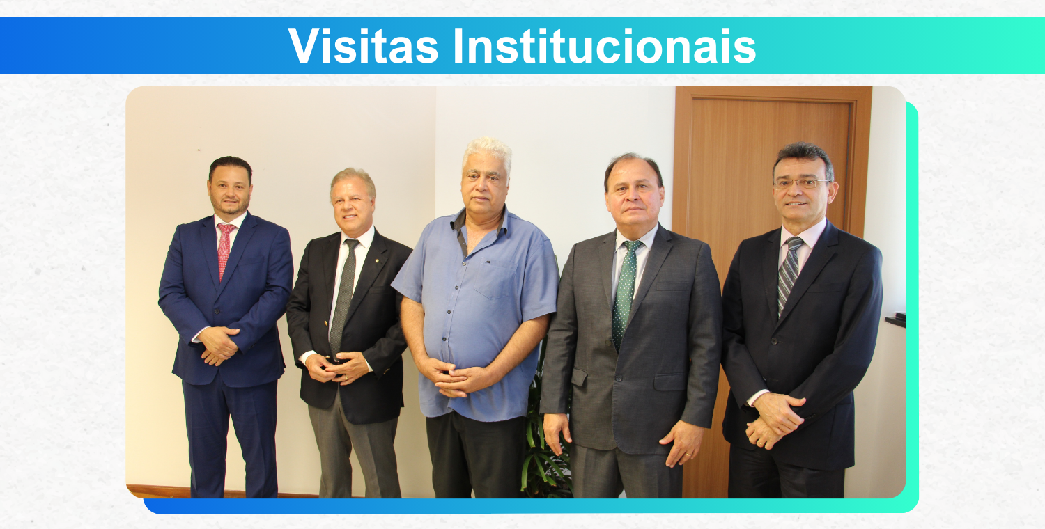 Foto institucional com o título "Visitas Institucionais" em um banner superior com gradiente de azul e branco.

A foto em si mostra cinco homens adultos em pé, lado a lado, em um ambiente interno. Quatro deles vestem ternos sociais com gravatas. Um dos homens no centro veste uma camisa social azul clara de manga curta.

Eles olham diretamente para a câmera, posando para o registro da visita.