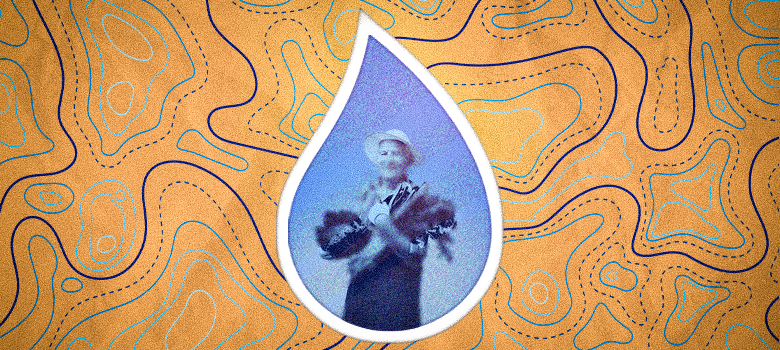 Desenho gráfico de uma gota d'água com uma foto antiga, em preto e branco, de uma pessoa sorrindo no interior, sobre um fundo texturizado em tons de laranja e marrom com linhas de contorno azuis.