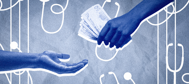 A imagem é uma ilustração digital em tons de azul escuro e cinza. O fundo apresenta um padrão de contornos brancos que representam instrumentos médicos, como estetoscópios. Na área central, duas mãos estão em destaque: uma mão na parte superior direita, na cor azul escura, está segurando e estendendo uma pilha de notas de dinheiro. A outra mão, na parte inferior esquerda, também na cor azul escura, está aberta para receber o dinheiro.