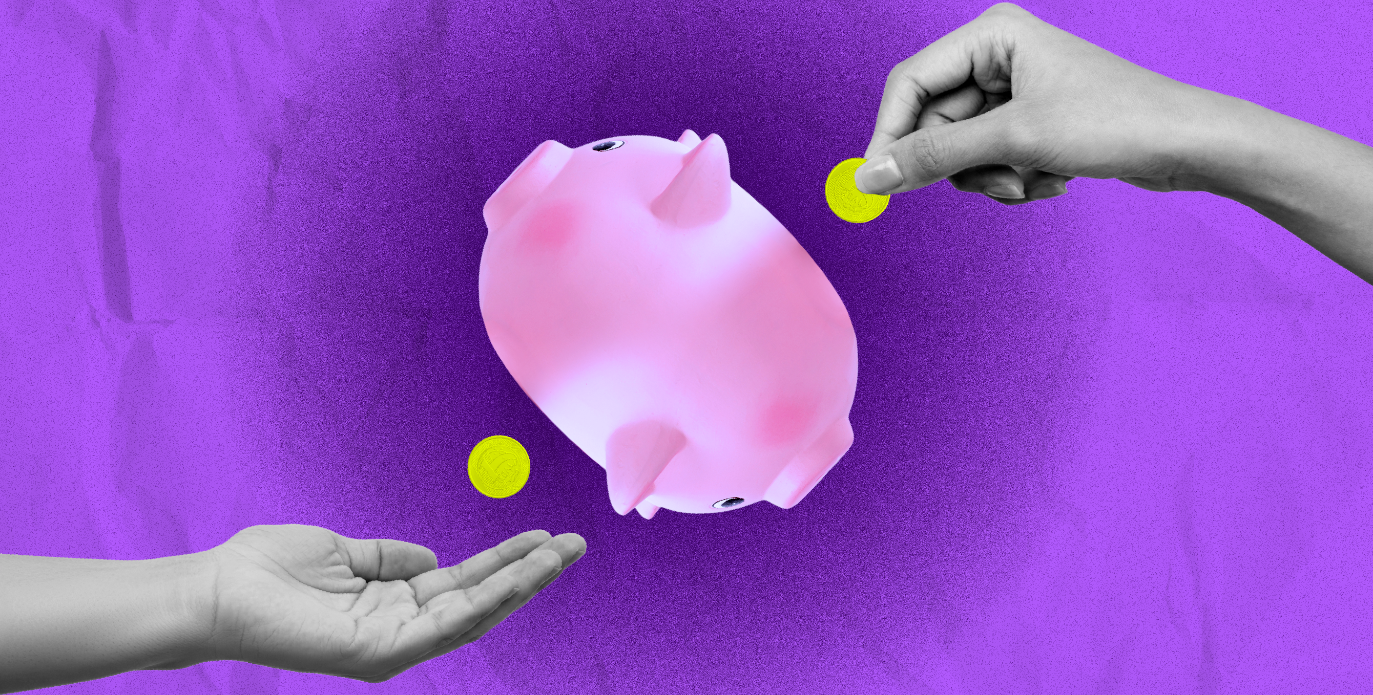 A imagem apresenta um porquinho cofrinho rosa e branco, posicionado diagonalmente no centro de um fundo roxo texturizado. Duas mãos, em tons de cinza, interagem com o cofrinho: uma mão na parte superior direita está depositando uma moeda amarela no cofrinho, enquanto uma segunda mão, na parte inferior esquerda, está aberta e estendida. Há também outra moeda amarela neon flutuando abaixo do cofrinho.
