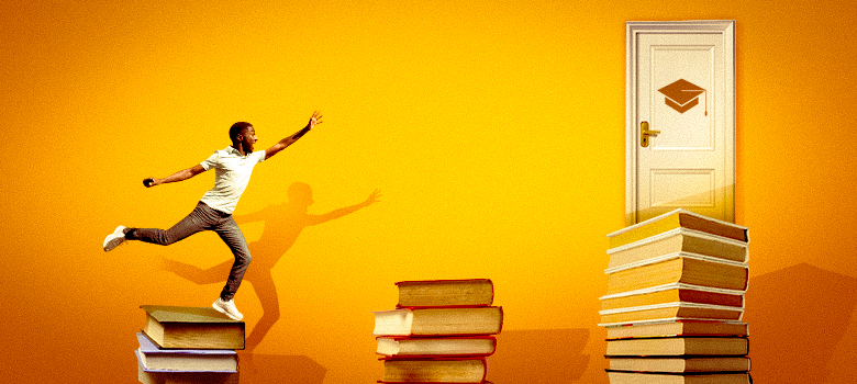 Imagem conceitual com um fundo vibrante em amarelo/laranja.

Um homem de pele escura, vestindo camiseta branca e calça escura, está em pleno salto, correndo ou pulando sobre pilhas de livros dispostas horizontalmente. Ele estende o braço direito para cima e para a frente.

À direita, uma porta branca vertical está posicionada sobre uma pilha alta de livros, simbolizando um degrau ou caminho. A porta tem um ícone de chapéu de formatura (capelo) gravado.