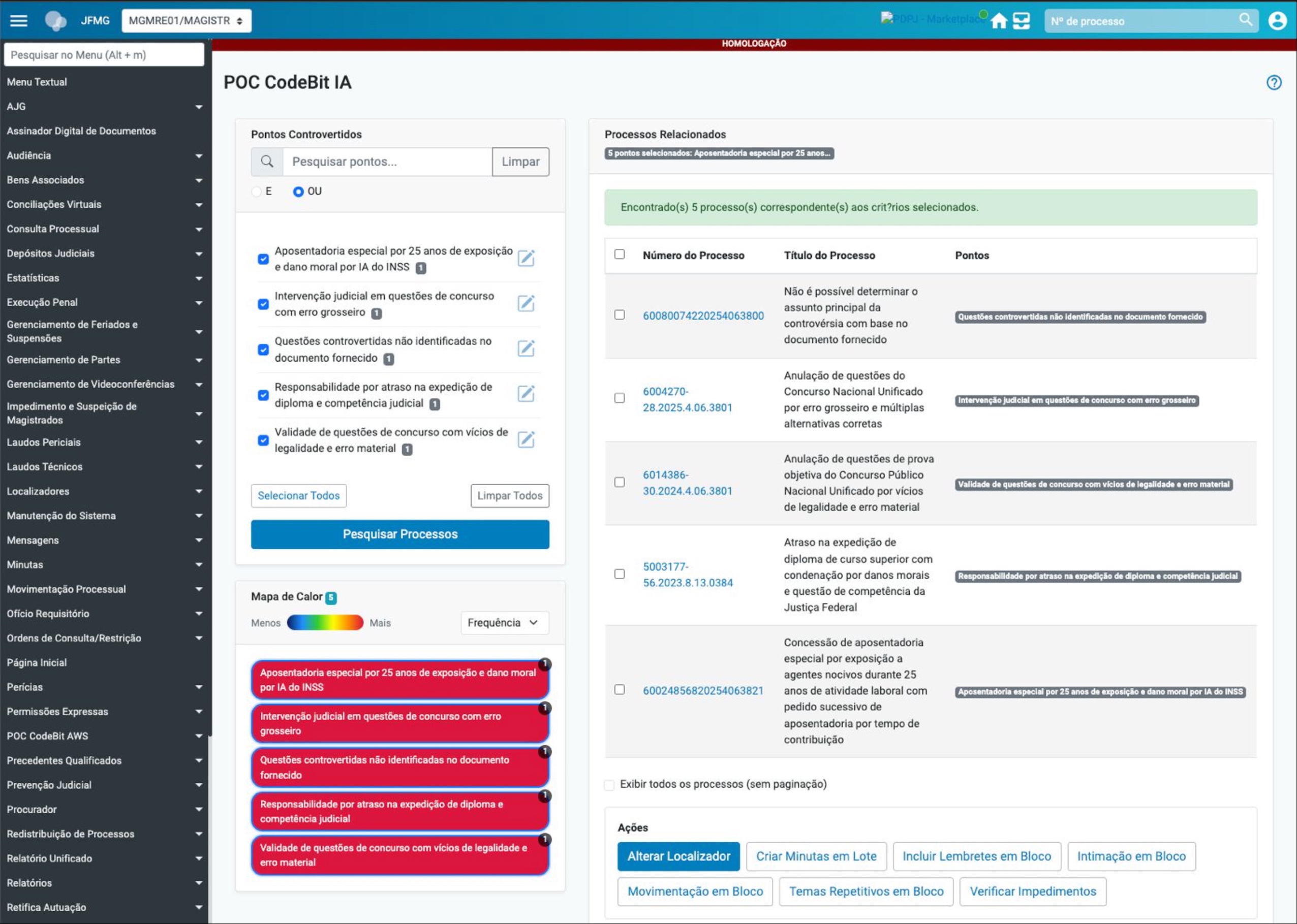 Captura de tela de um sistema de gestão processual (identificado como POC CodeBit IA no centro superior) com o tema "HOMOLOGAÇÃO" ativo. A interface utiliza um esquema de cores escuro na lateral e azul claro/branco no painel central.

O foco da tela está na funcionalidade de "Pontos Controvertidos" e na listagem de "Processos Relacionados".

Painel Esquerdo ("Pontos Controvertidos"):
Exibe uma lista de possíveis temas jurídicos com caixas de seleção marcadas, sugerindo o filtro atual, como:

Aposentadoria especial por 25 anos de exposição e dano moral por IA do INSS.

Intervenção judicial em questões de concurso com erro grosseiro.

Responsabilidade por atraso na expedição de diploma e competência judicial.

Painel Central ("Processos Relacionados"):
Informa que 5 processo(s) correspondente(s) aos critérios selecionados foram encontrados. Listados estão 5 processos (com números e títulos) e os Pontos controvertidos correspondentes a cada um, por exemplo:

Um processo tem como ponto: "Não é possível determinar o assunto principal da controvérsia com base no documento fornecido."

Outro processo tem como ponto: "Aposentadoria especial por 25 anos de exposição e dano moral por IA do INSS."

A tela mostra a aplicação de Inteligência Artificial (IA) para classificar e localizar processos com base em temas jurídicos predefinidos (Pontos Controvertidos).