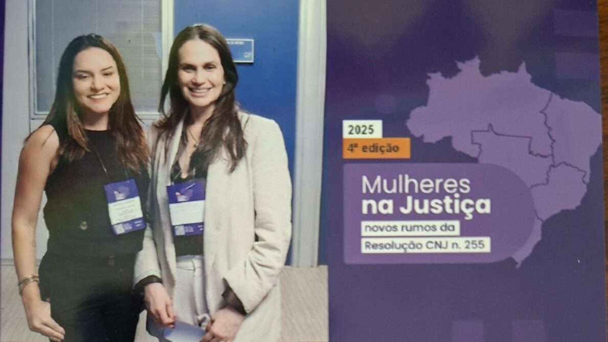 Foto que combina duas imagens: um retrato e um material de divulgação de evento.

No lado esquerdo, em plano médio, duas mulheres de cabelos castanhos longos estão lado a lado, sorrindo para a câmera. Ambas vestem trajes formais em cores escuras e claras (uma de blusa preta sem mangas e a outra com um casaco) e usam crachás de evento pendurados no pescoço.

No lado direito, há um banner ou painel de evento na cor roxa, com o título: "2025 - 4ª edição" e o tema "Mulheres na Justiça: novos rumos da Resolução CNJ n. 255". O banner exibe também um mapa do Brasil em tom de roxo mais escuro.