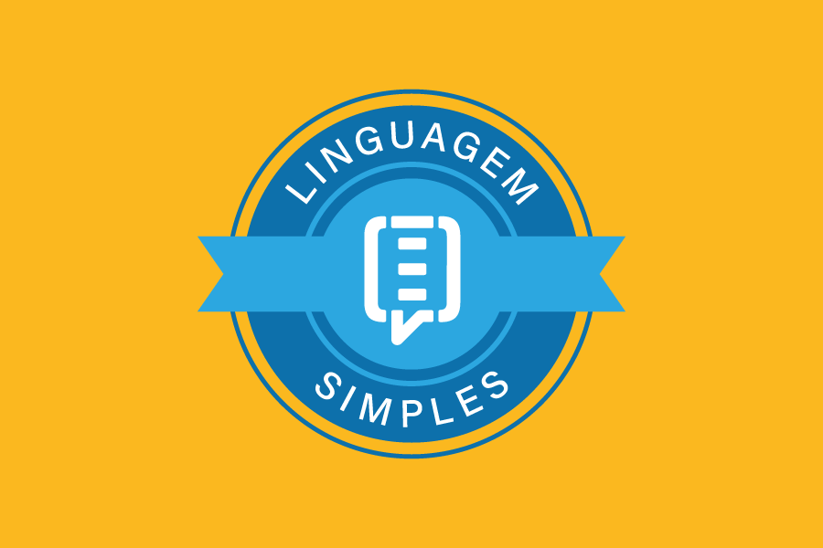 Logotipo ou selo em formato circular sobre fundo liso, com a inscrição "LINGUAGEM SIMPLES" em faixas em volta de um ícone central que representa um documento e um balão de fala. O design usa as cores azul-claro, azul-escuro e branco.