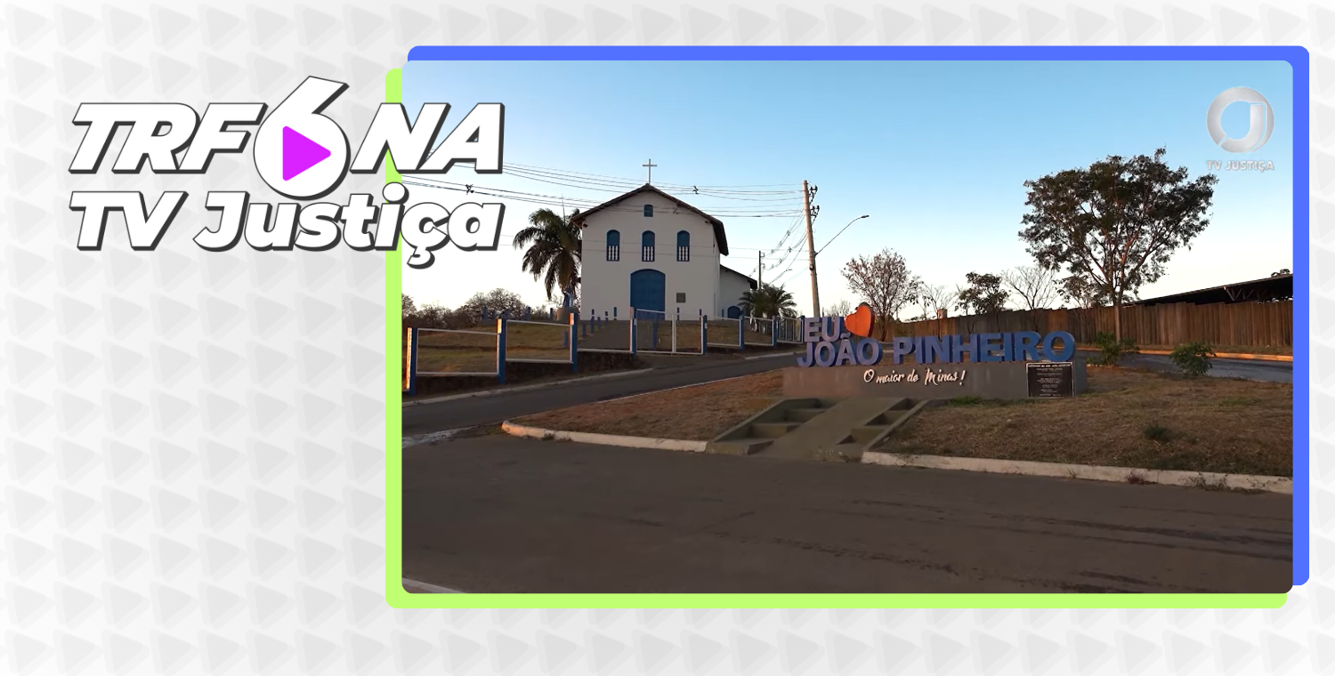 A imagem apresenta uma igreja branca e azul ao fundo sob um céu claro, com o letreiro "Eu ❤️ João Pinheiro" em destaque no primeiro plano. À esquerda, há uma moldura gráfica com os logotipos "TRF6 na TV Justiça".
