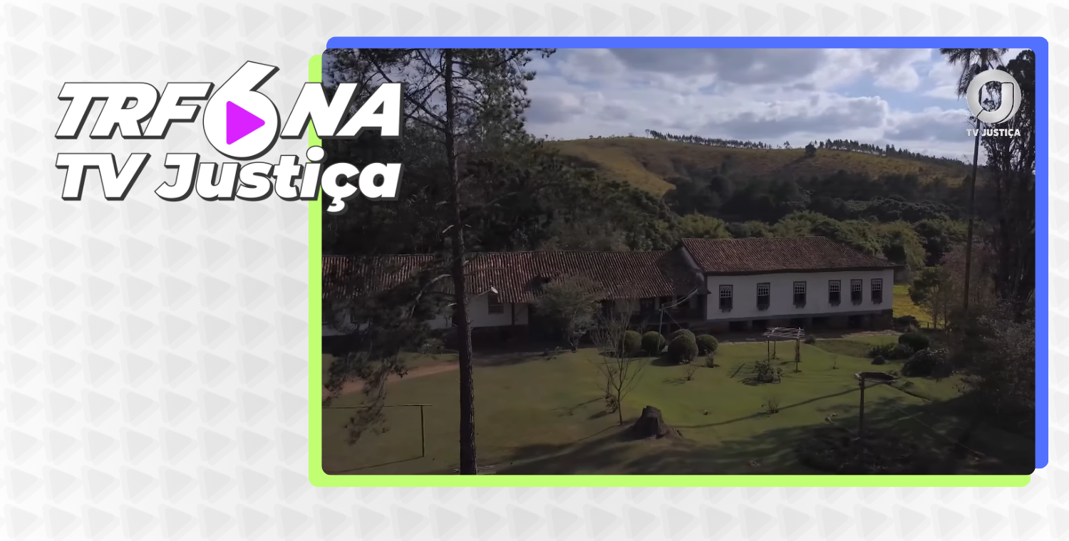 TRF6 na TV Justiça A arte destaca uma cena aérea de uma propriedade rural histórica com uma grande casa colonial de janelas brancas e telhado de barro. No canto superior esquerdo, aparece o logotipo "TRF6 na TV Justiça" com um ícone de "play" rosa, e no canto superior direito, a marca da TV Justiça.