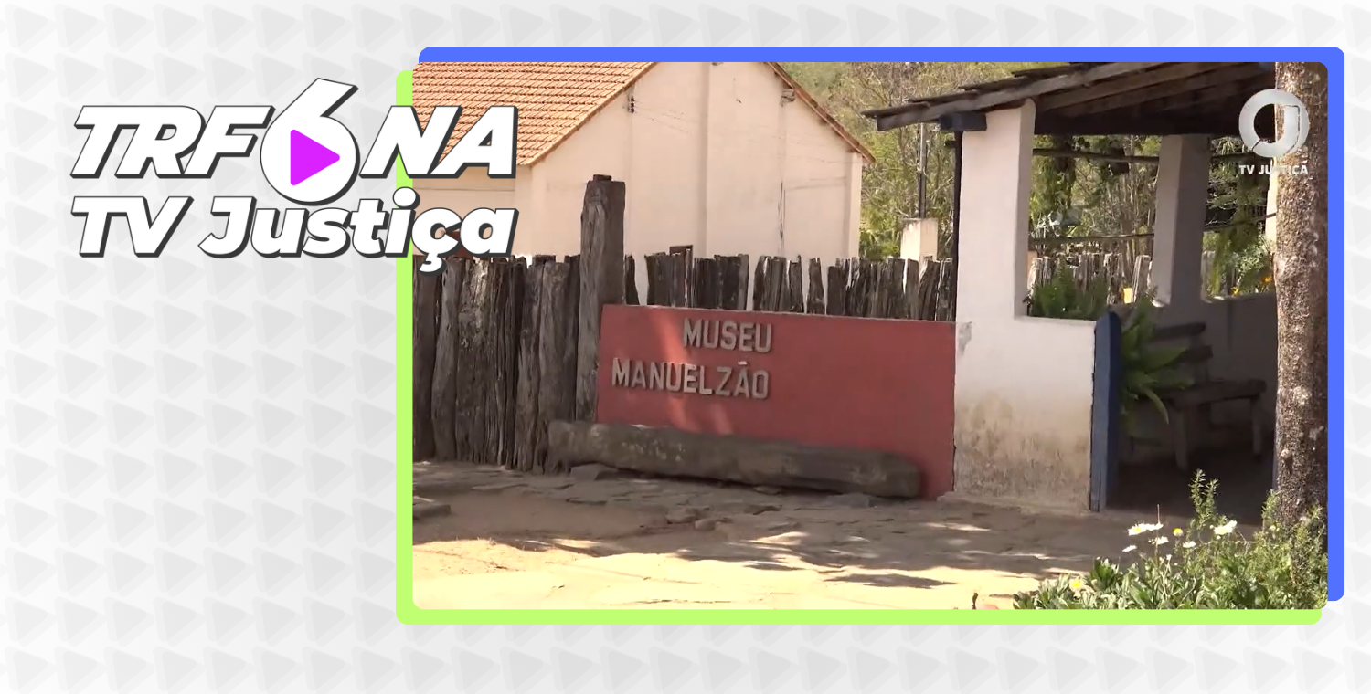 A imagem mostra a fachada do "Museu Manuelzão" em uma estrutura rústica com cerca de madeira e telhado colonial. À esquerda, sobre um fundo texturizado, aparece o logotipo "TRF6 na TV Justiça" com um ícone de play roxo.